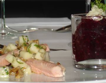 Geräuchertes Saiblingsfilet an Walnuss-Apfelvinaigrette und Rotem Rübensalat Geräuchertes Saiblingsfilet an Walnuss-Apfelvinaigrette und Rotem Rübensalat