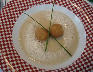 Pastinakensuppe mit gebackenen Ganslpralinen Pastinakensuppe mit gebackenen Ganslpralinen