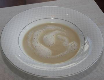 Geräucherte Kukuruzsuppe mit Marillenkernölschaum Geräucherte Kukuruzsuppe mit Marillenkernölschaum