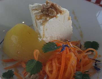 Fruchtiger Karottensalat mit Büffelricotta und Safranbirne Fruchtiger Karottensalat mit Büffelricotta und Safranbirne