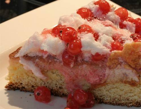 Ribiselkuchen mit Schneehaube Rezept