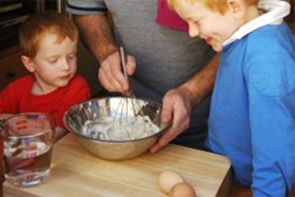 Kinder kochen für ihre Mutter zum Muttertag