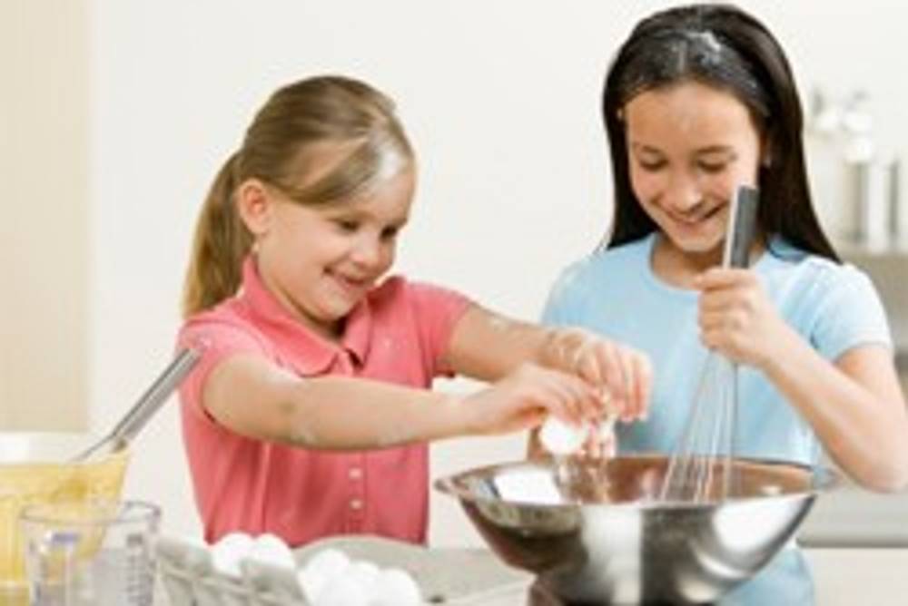 Kinder kochen und backen zum Muttertag
