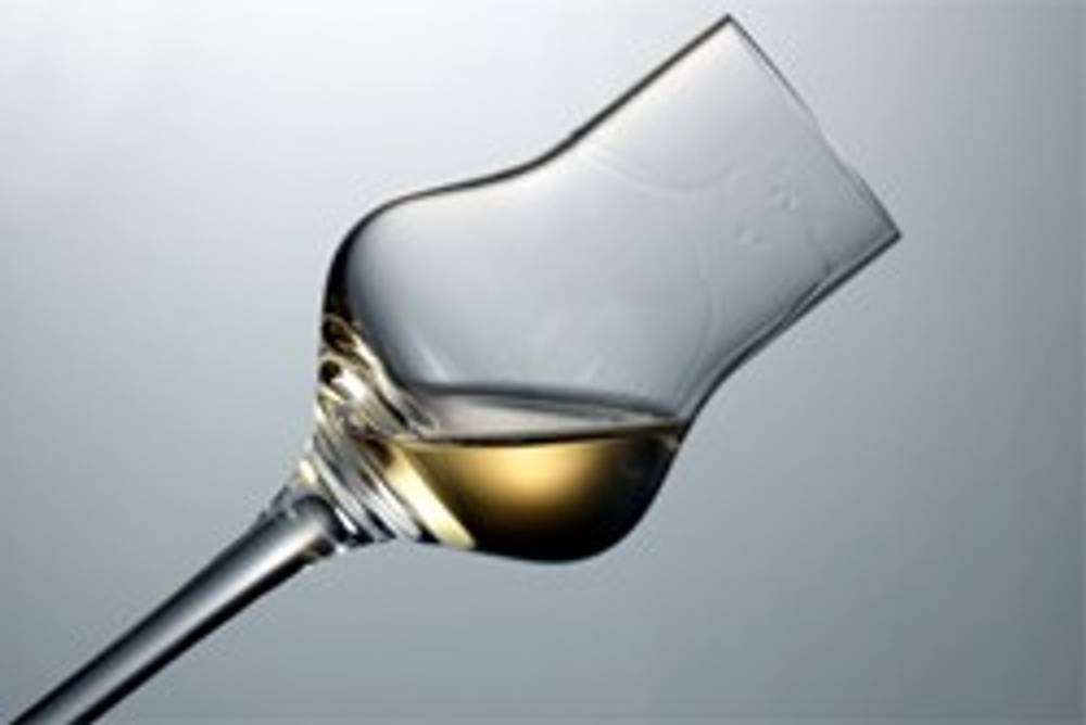 Schnapsglas mit edlem Destillat Schnapsglas mit edlem Destillat