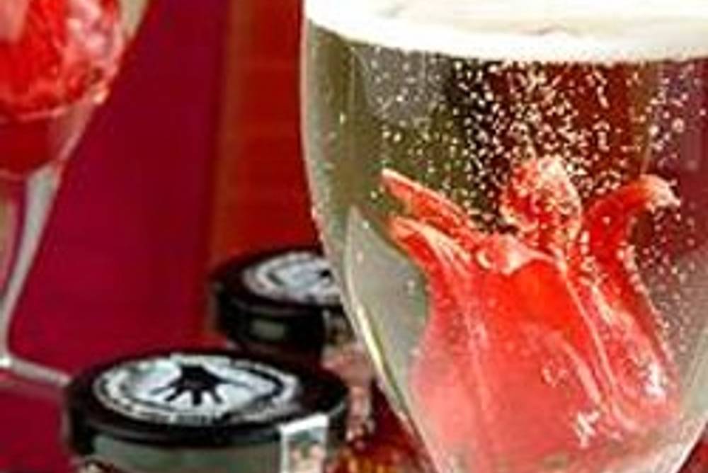 Hibiskusblüte im Sektglas Hibiskusblüte im Sektglas