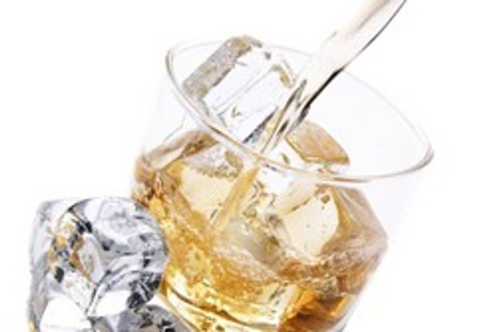 Schnaps mit Eis im Glas Schnaps mit Eis im Glas
