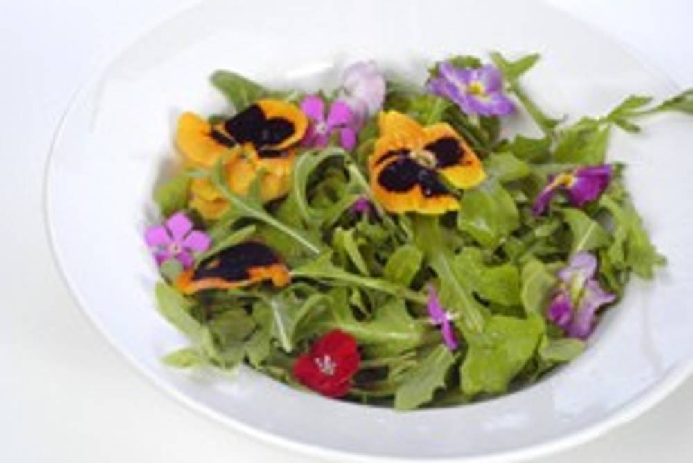 Salat mit Blüten