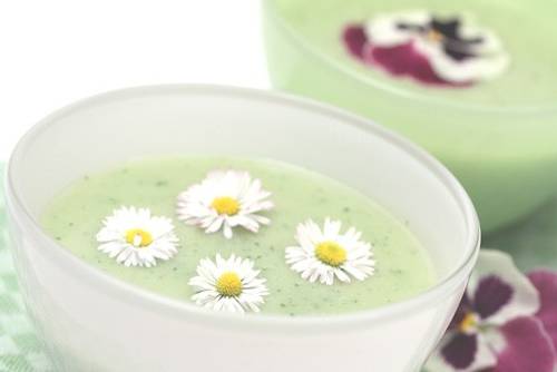 Bärlauchsuppe mit Gänseblümchen