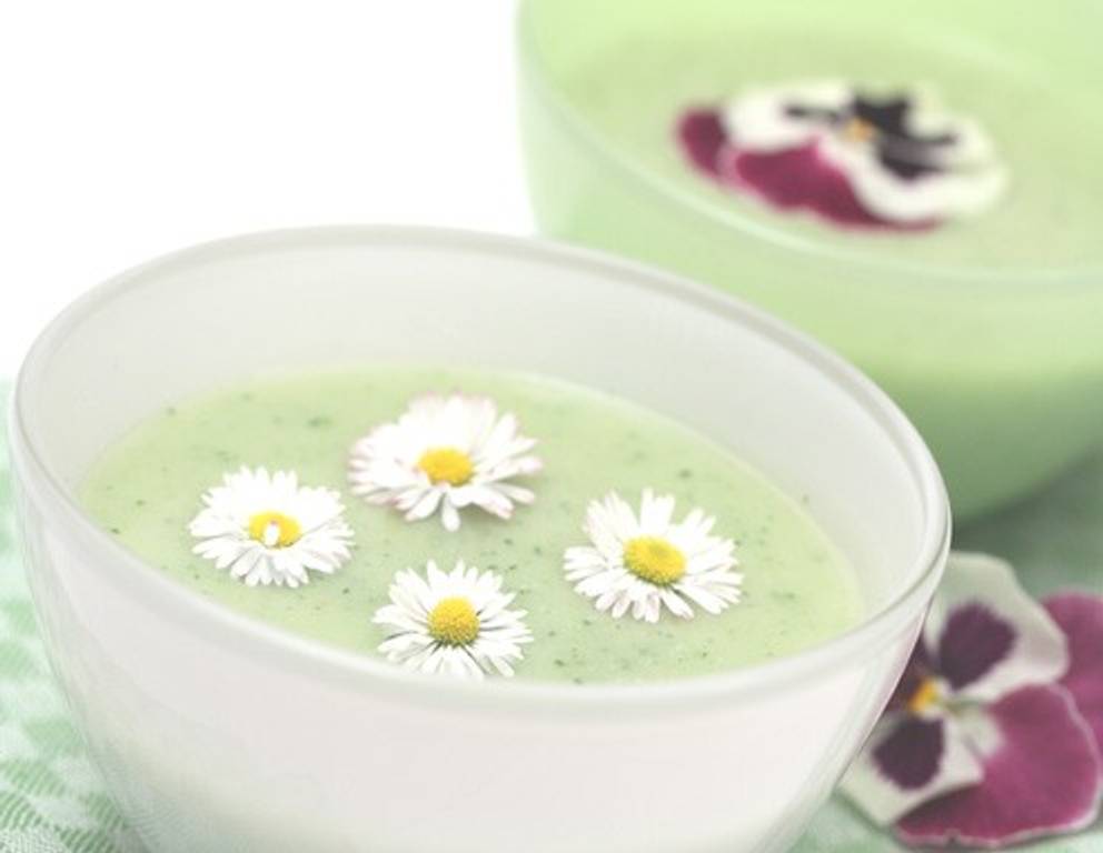 Bärlauchsuppe mit Gänseblümchen Bärlauchsuppe mit Gänseblümchen