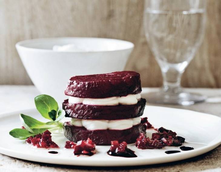 Türmchen aus gebackenen roten Rüben mit Ziegenkäse-Creme