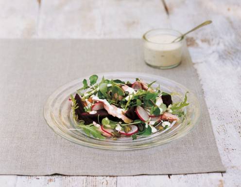 Geräucherte Forelle und Rote-Rüben-Salat mit Sauerrahmdressing