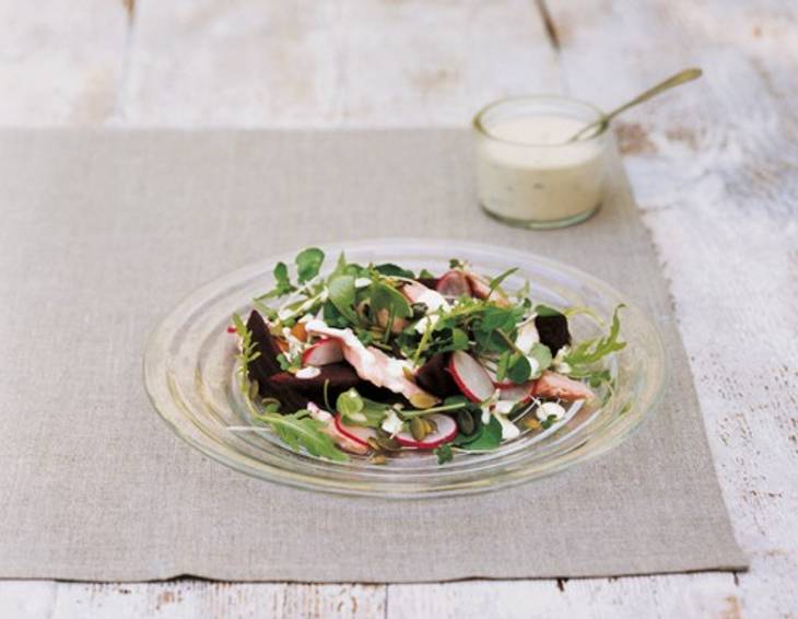 Geräucherte Forelle und Rote-Rüben-Salat mit Sauerrahmdressing Geräucherte Forelle und Rote-Rüben-Salat mit Sauerrahmdressing