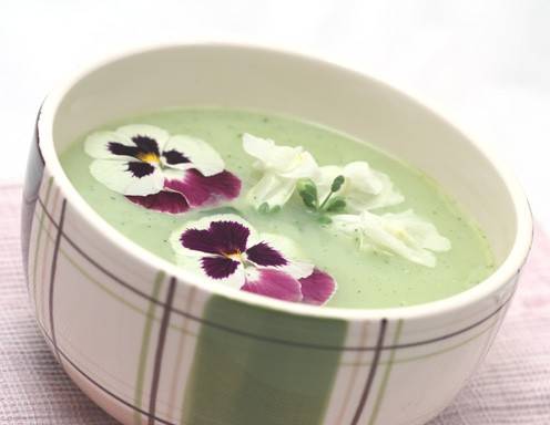 Spargelcremesuppe mit Frühlingsblumen Spargelcremesuppe mit Frühlingsblumen