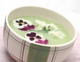 Spargelcremesuppe mit Frühlingsblumen