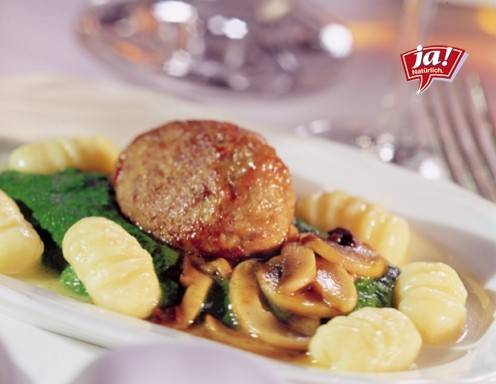 Falsches Osterei (Faschiertes vom Milchkalb) mit Champignons, Erdäpfelgnocchi und Cremespinat