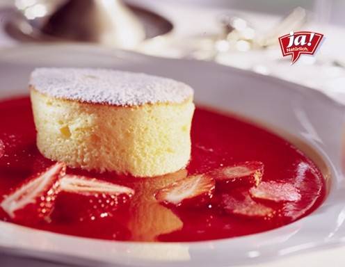 Topfensoufflé auf Erdbeersauce und Erdbeeren Rezept - ichkoche.de