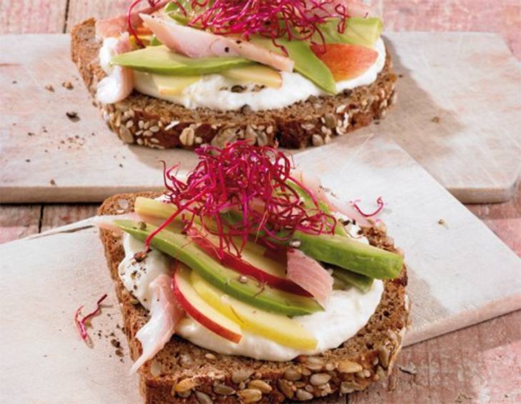 Fitnessbrot mit geräucherter Forelle Fitnessbrot mit geräucherter Forelle