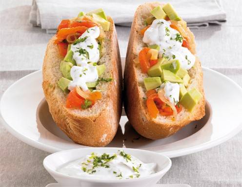 Fladenbrottaschen mit Paprika und Avocado