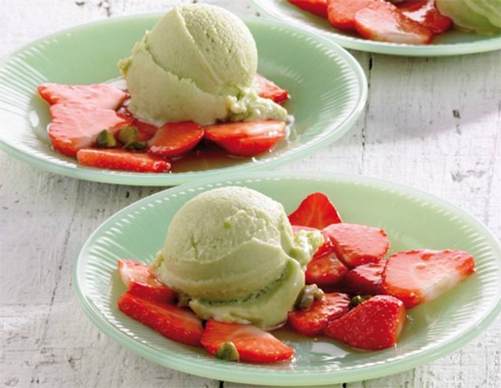 Avocado-Sorbet mit marinierten Erdbeeren Avocado-Sorbet mit marinierten Erdbeeren