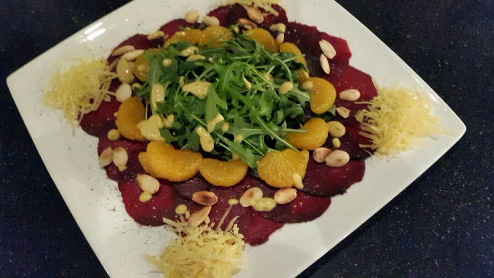 Rote Rüben Carpaccio mit Honig-Senf-Thymian Dressing