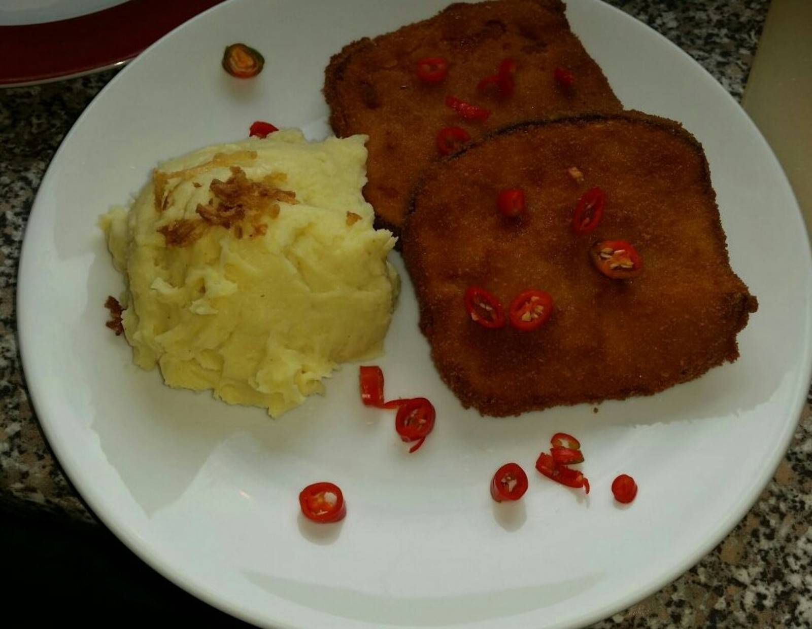 Panierter Leberkäse mit Püree und Röstzwiebeln