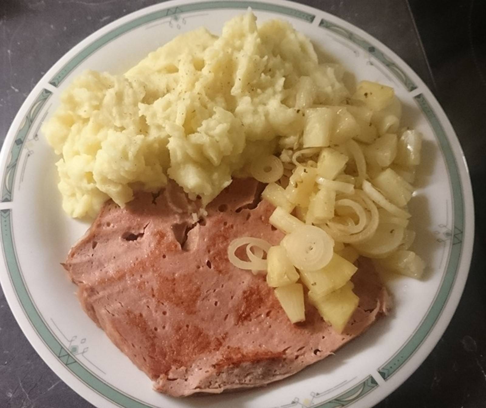 Leberkäse mit Kartoffelpüree Rezept - ichkoche.de Leberkäse mit Kartoffelpüree Rezept - ichkoche.de