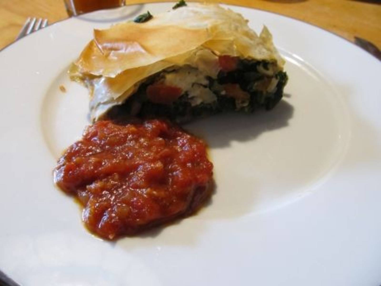 Spinatstrudel mit Tomatensauce Rezept - ichkoche.de Spinatstrudel mit Tomatensauce Rezept - ichkoche.de