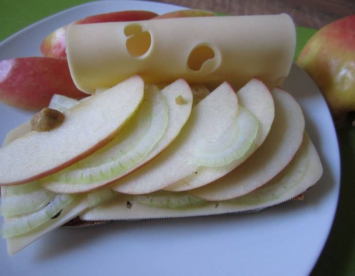 Käsebrot mit Apfel, Zwiebel und Senf
