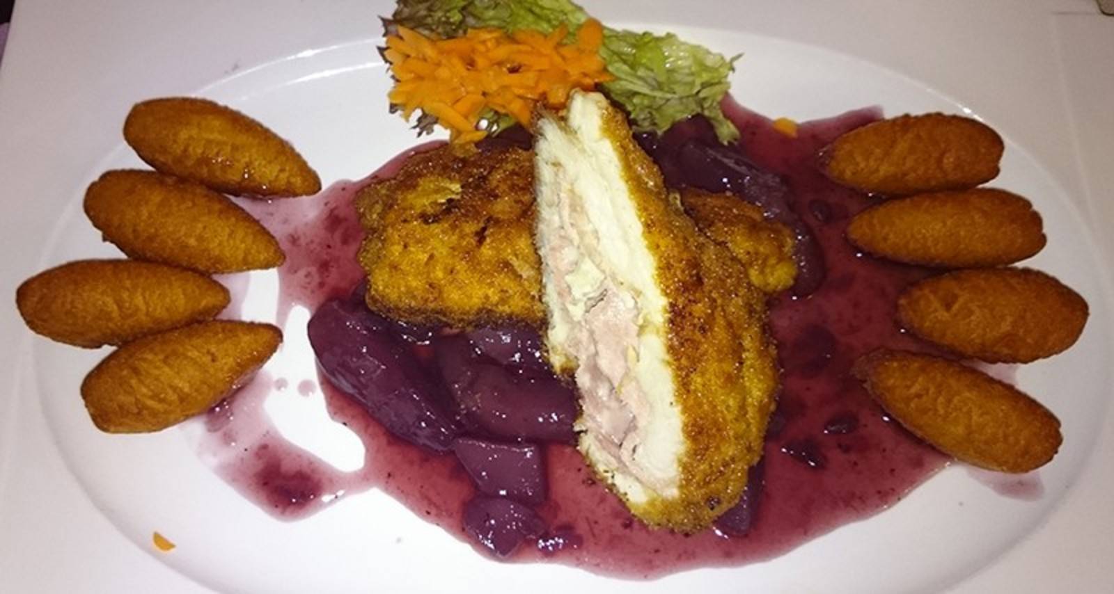 Puten-Cordon bleu auf Rotkraut