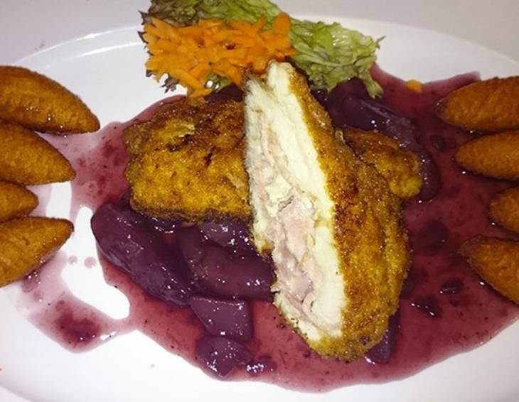 Puten-Cordon bleu auf Rotkraut