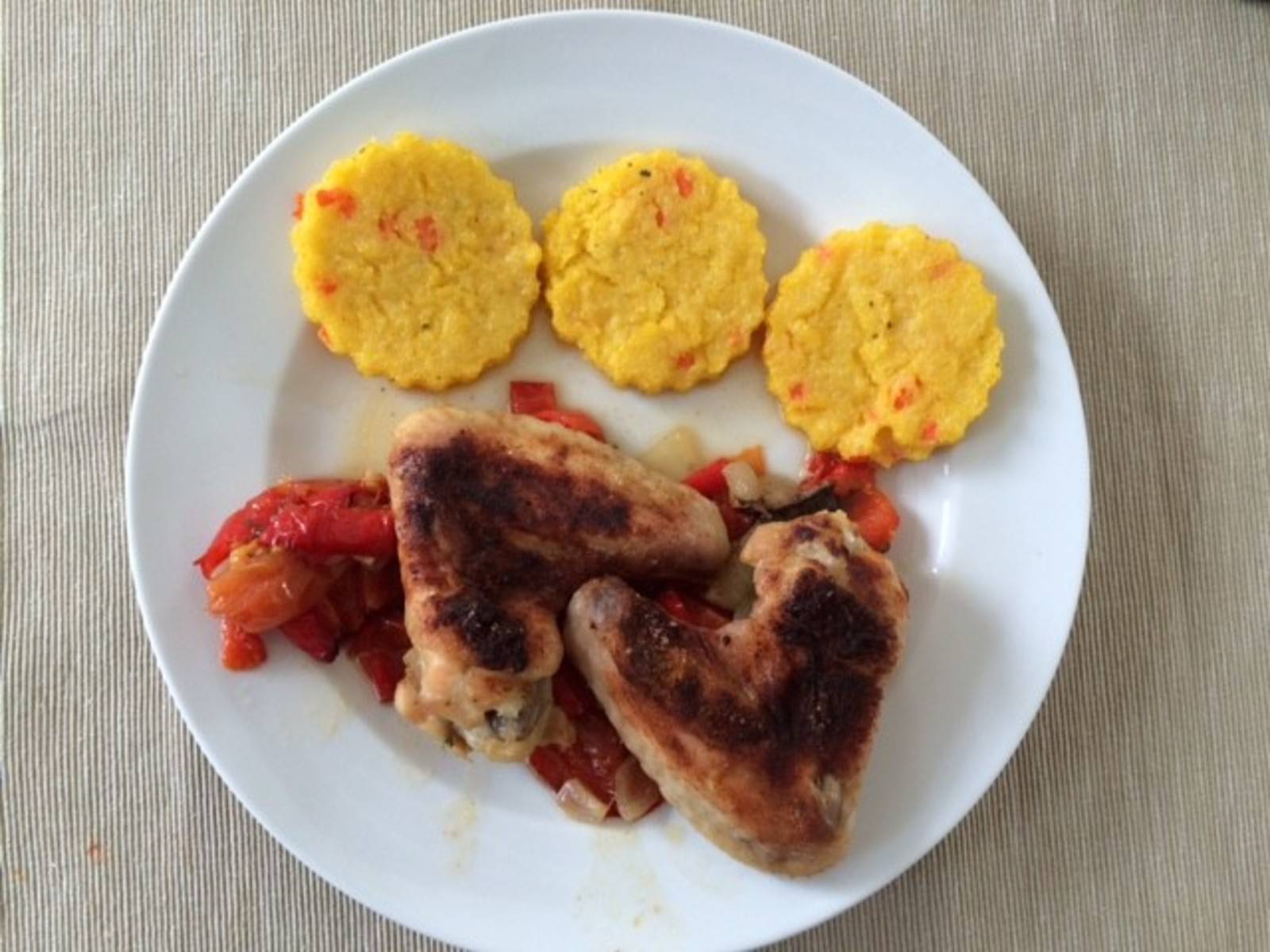 Paprikahuhn mit Polentatalern Rezept - ichkoche.de