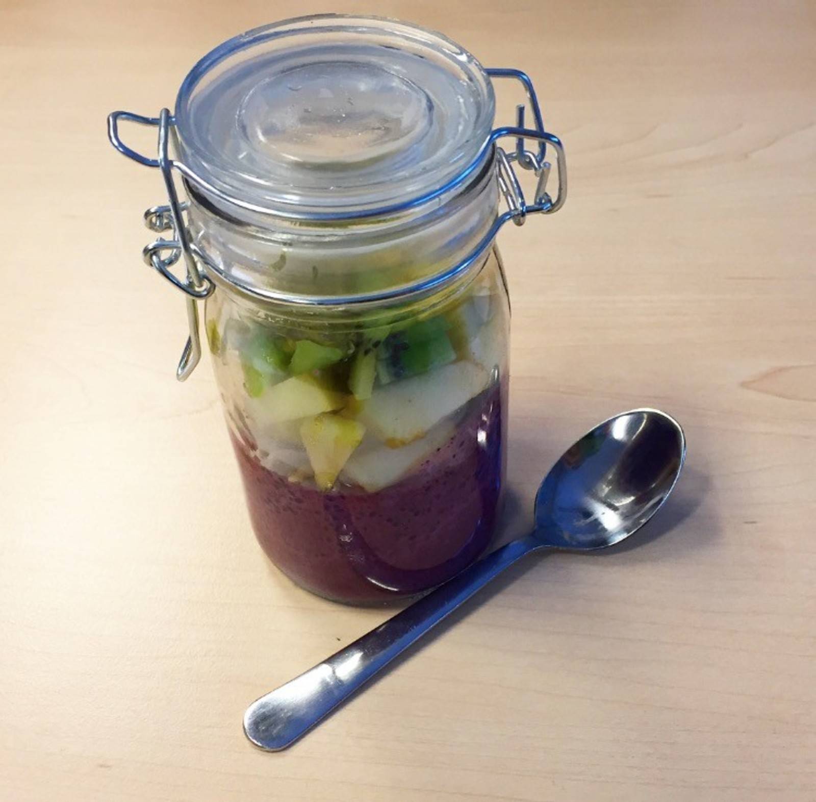 Heidelbeer-Vanillejoghurtcreme mit Chia, Crunch und Obst