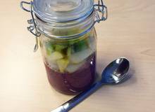Heidelbeer-Vanillejoghurtcreme mit Chia, Crunch und Obst