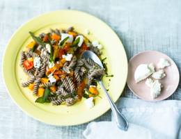 Karotten-Salbei-Nudeln mit Ziegenkäse Karotten-Salbei-Nudeln mit Ziegenkäse