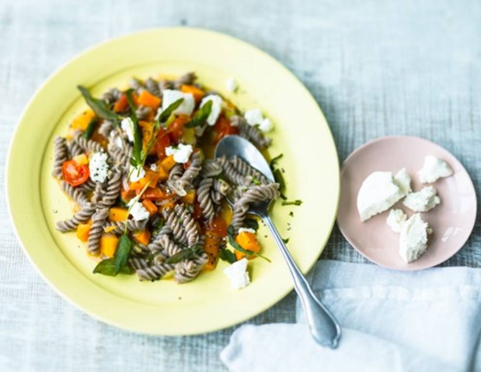 Karotten-Salbei-Nudeln mit Ziegenkäse Karotten-Salbei-Nudeln mit Ziegenkäse