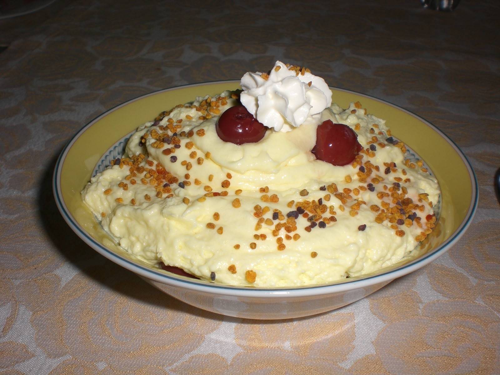 Zitronen-Eierlikör-Pudding mit Nusskrokant