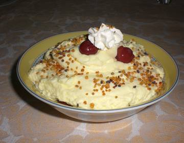 Zitronen-Eierlikör-Pudding mit Nusskrokant