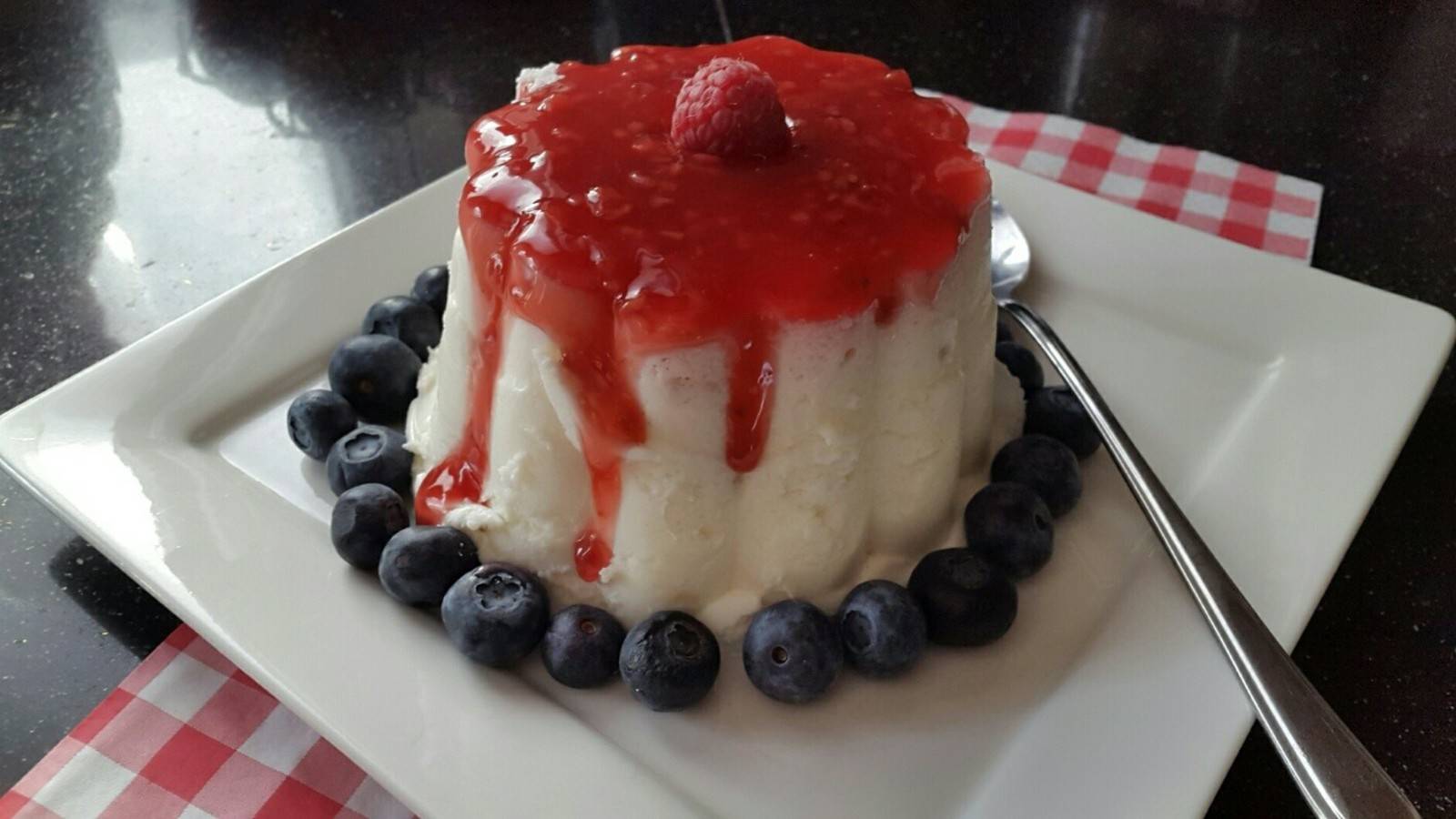 Panna Cotta mit weißer Schokolade Rezept - ichkoche.de