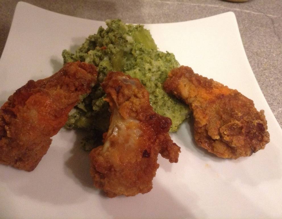 Huhn auf Brokkoli-Knoblauchpüree Huhn auf Brokkoli-Knoblauchpüree