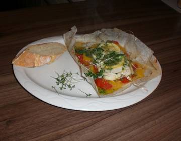 Zander auf Gemüsebett im Pergamentpapier Zander auf Gemüsebett im Pergamentpapier