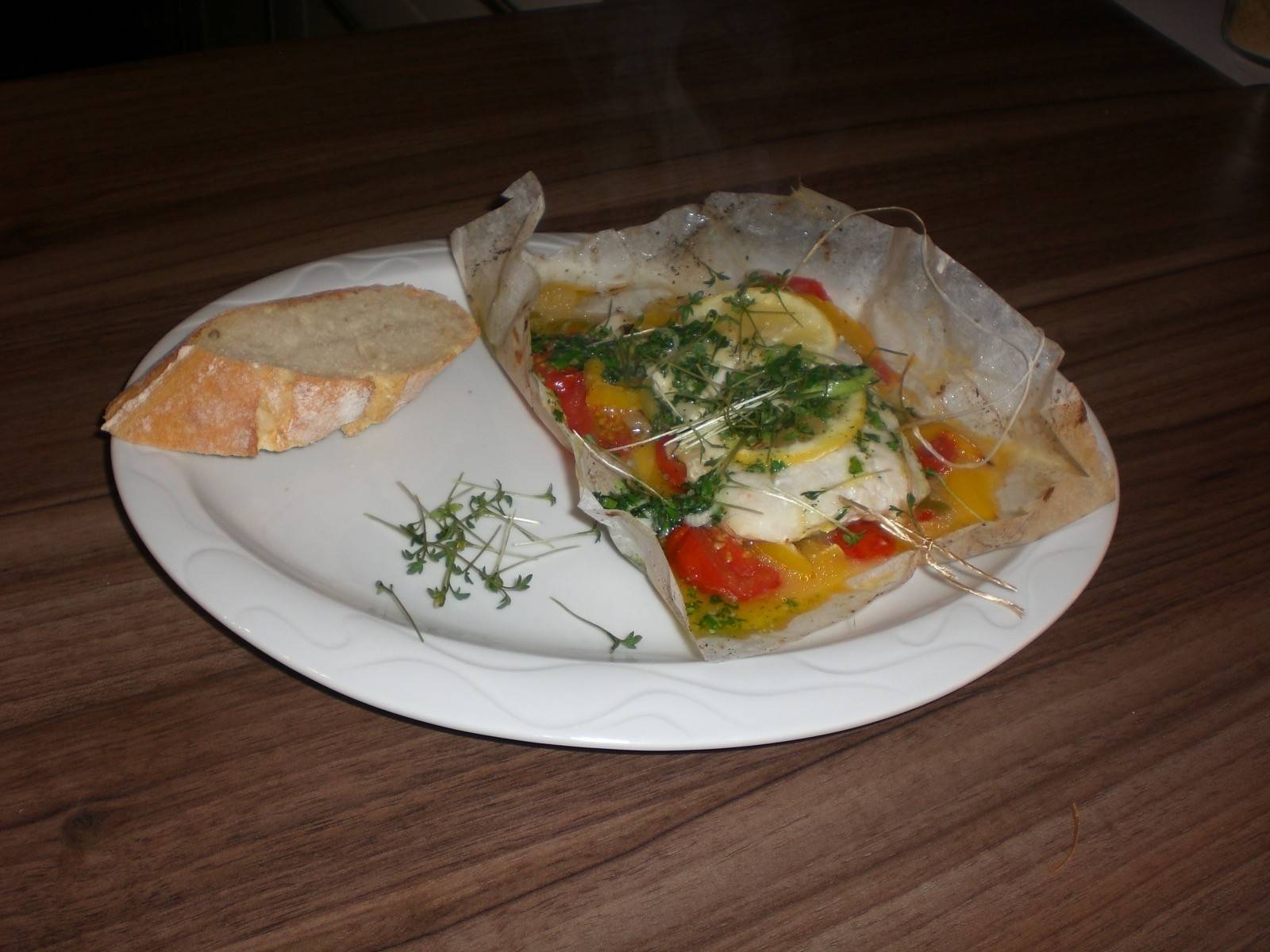 Knuspriges Zanderfilet in der Erdäpfelkruste auf Krenschaumsoße und ... Knuspriges Zanderfilet in der Erdäpfelkruste auf Krenschaumsoße und ...