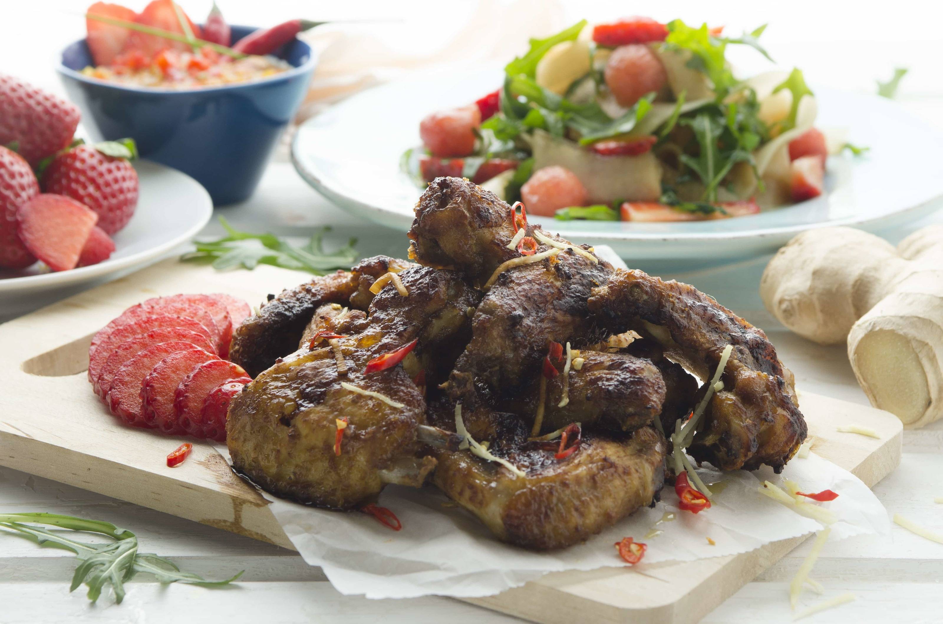 Asia-Chicken-Wings mit Erdbeer-Melonensalat