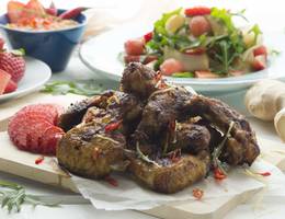 Asia-Chicken-Wings mit Erdbeer-Melonensalat Asia-Chicken-Wings mit Erdbeer-Melonensalat
