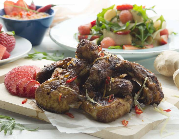 Asia-Chicken-Wings mit Erdbeer-Melonensalat Asia-Chicken-Wings mit Erdbeer-Melonensalat