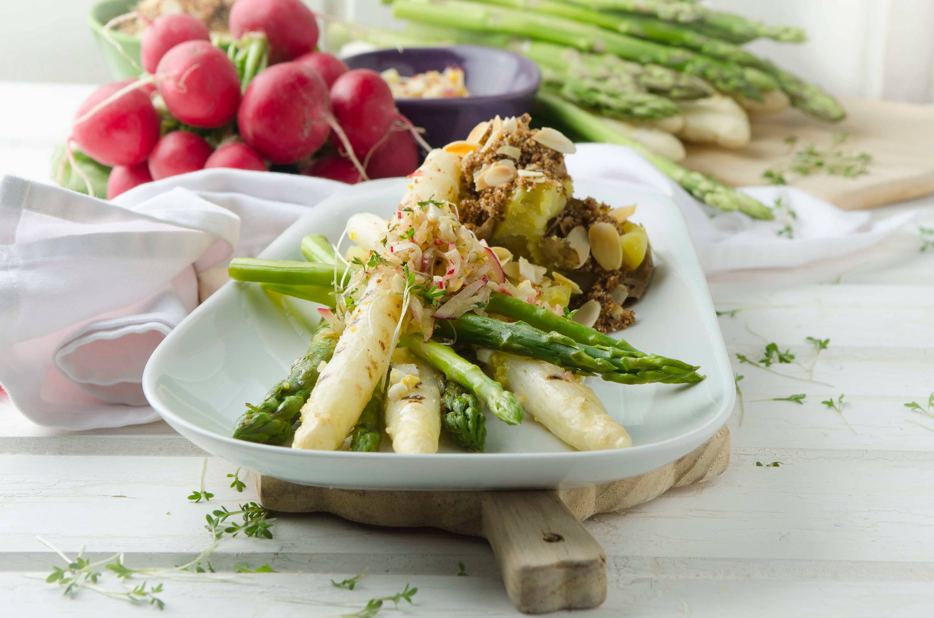 Bunter Spargel mit Radieschen-Ei-Vinaigrette Rezept