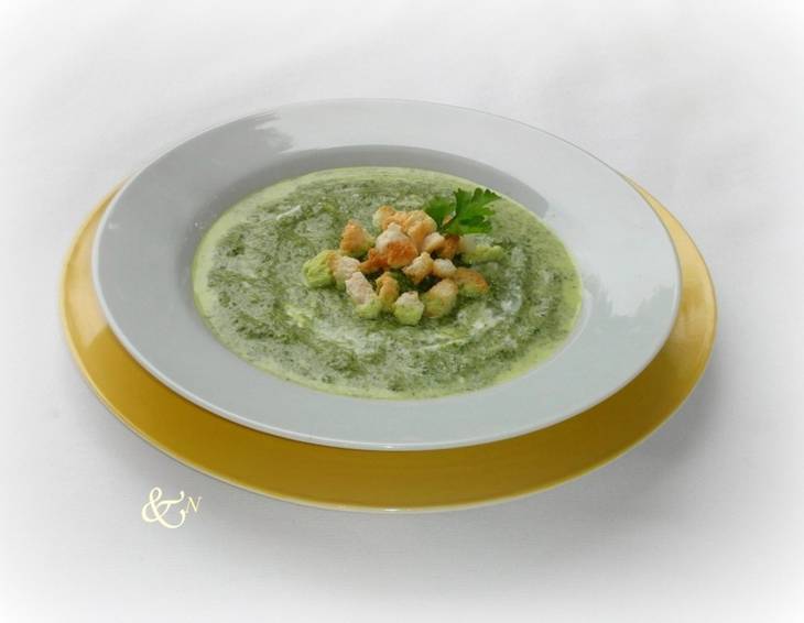 Spinatsuppe mit Knoblauch-Croutons
