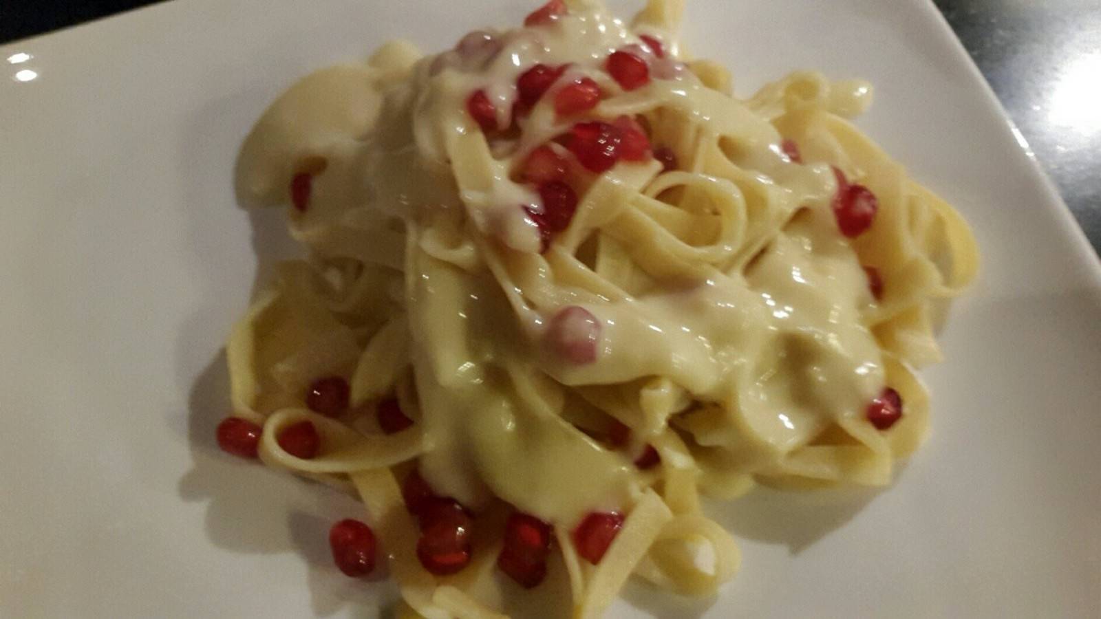 Pasta mit Käsesauce und Granatapfelkernen