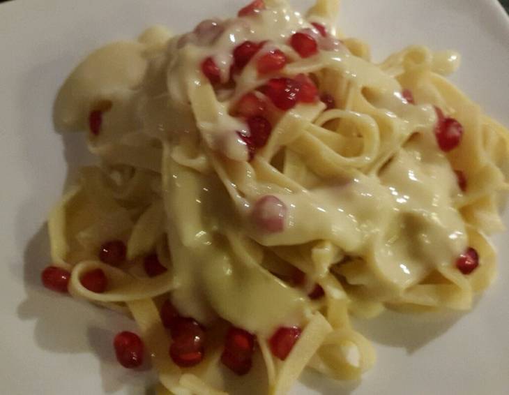 Pasta mit Käsesauce und Granatapfelkernen