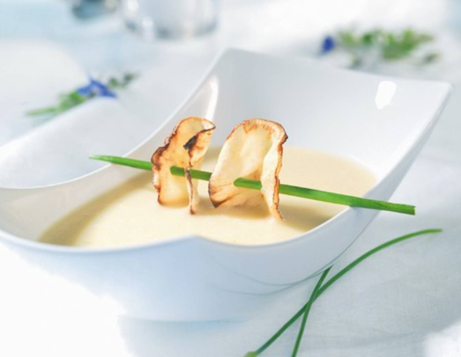 Apfel-Sellerie-Suppe mit Selleriechip Rezept