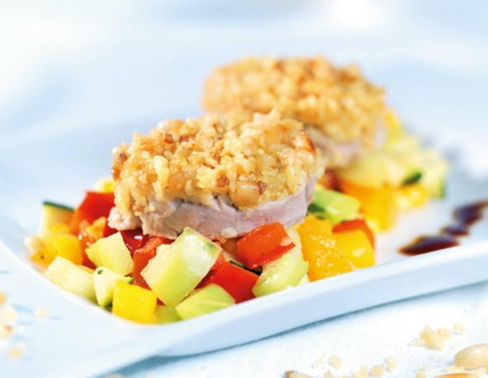 Medaillons vom Schweinsfilet auf Pinienkernkruste auf Gemüse Rezept